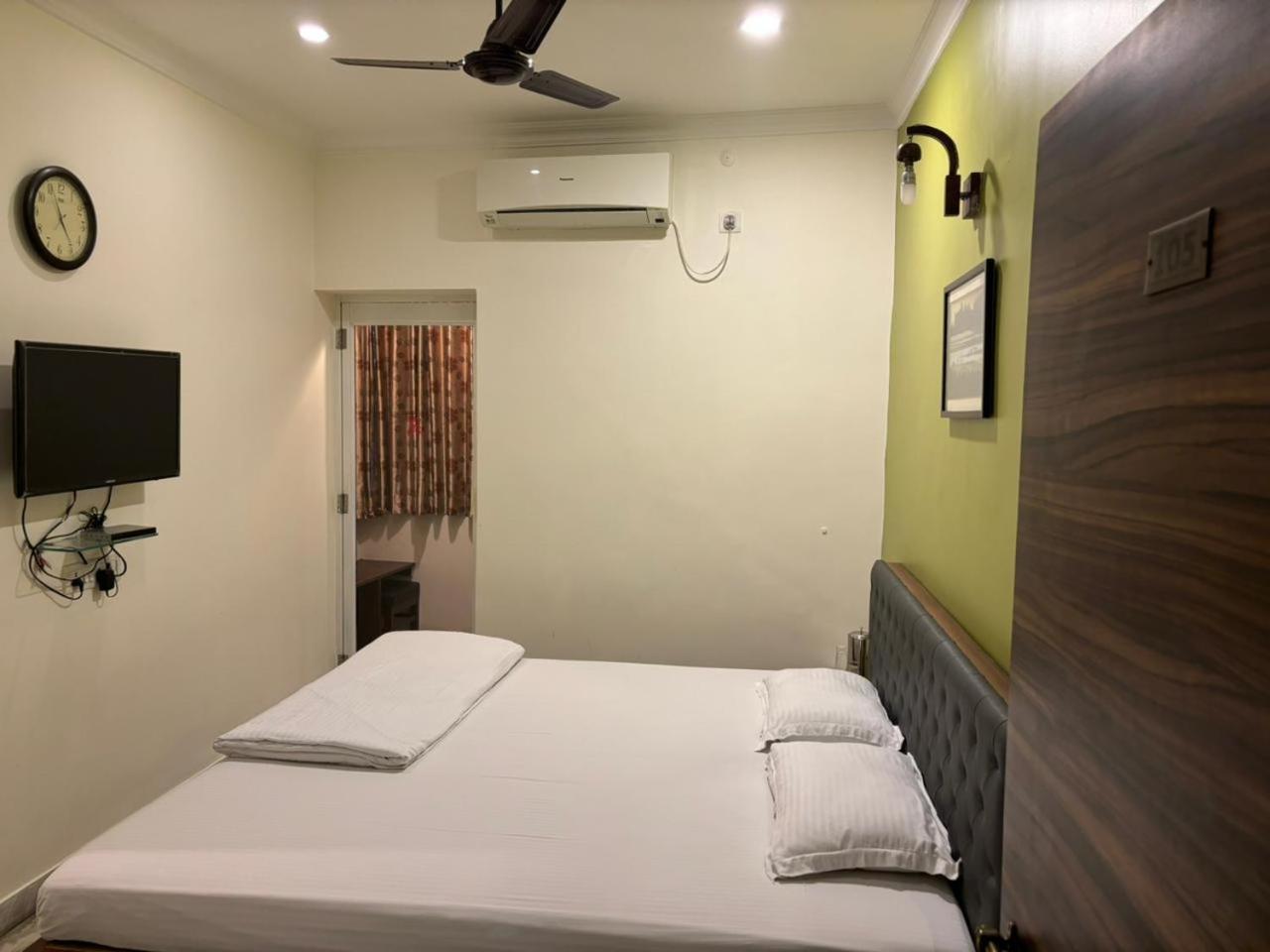 Om Sai Villa Guesthouse Kolkata Exterior photo