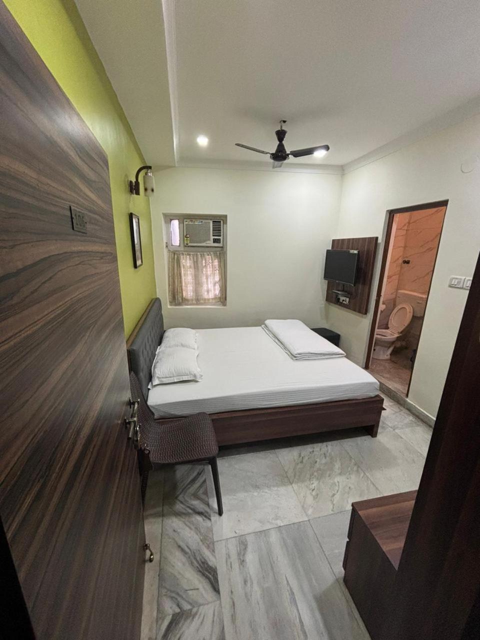 Om Sai Villa Guesthouse Kolkata Exterior photo